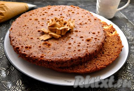 Простой, очень вкусный, нежный медовый бисквит, приготовленный в мультиварке, можно подать к чаю или использовать в качестве основы для торта. 