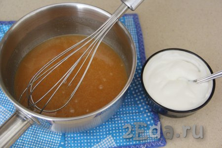 Сотейник (или кастрюлю) с мёдом, сливочным маслом и сахаром поставить на небольшой огонь и, постоянно помешивая медовую массу, довести её до кипения и полного растворения масла.