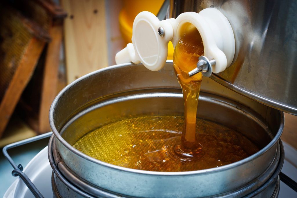 Самые популярные способы откачки мёда в домашних условиях