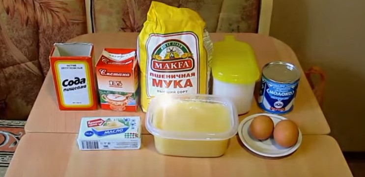 ингредиенты для медовика со сметаной и сгущенкой