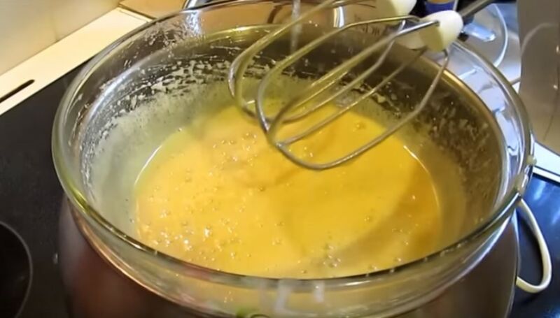 перемешиваем яично-медовую смесь