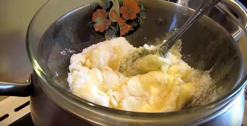 сахар, мед и масло выкладываем в миску и ставим на водяную баню