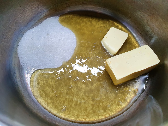 растапливаем масло и мед