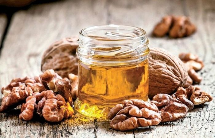 Грецкие орехи с медом — в чем польза и вред для человека