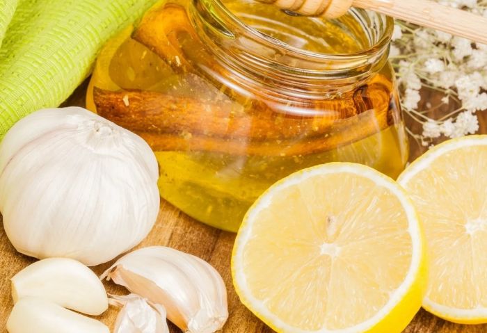 Оздоравливающий эликсир из меда, лимона и чеснока – кому стоит принимать