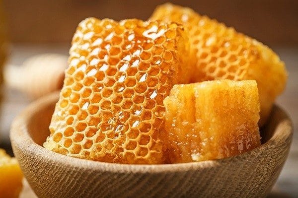Как и из чего пчелы делают соты?
